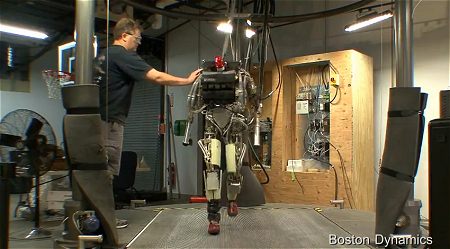 ↑ 「-Dog」シリーズ特有のケリは入らなかったが、肩の部分を強く押してバランスを崩してみる。よろけるが、何とか元の姿勢に