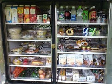 ↑ 店舗内の内装。冷凍庫やチルドケースもある