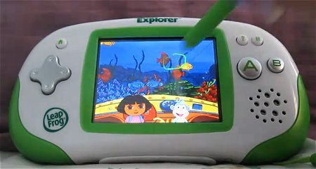 ↑ Leapster Explorer。ゲーム機のようだが、教育ソフト向けの端末となっている。