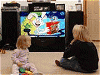 テレビ視聴をする子供