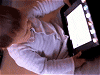 iPadを使う子供