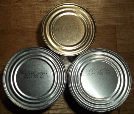 ↑ 賞味期限の切れた缶詰。2011年6月・8月の日付が確認できる