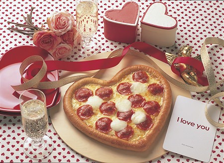 ↑ ハッピーバレンタインピザ(飾りやドリンクはイメージ)