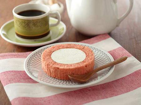 ↑ プレミアム苺とレアチーズのロールケーキ