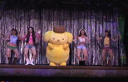 ↑ 着ぐるみで愛らしさをアピールするポムポムプリン(サンリオ公式動画)。