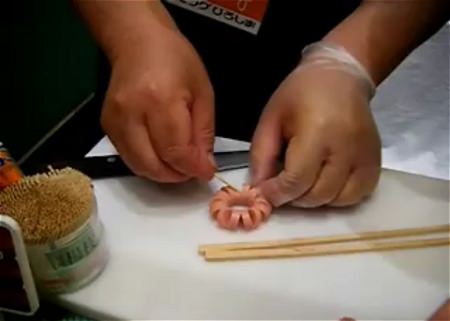 ↑ ひまわりの飾り切りの実演状況。