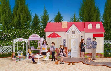 ↑ 「お花がいっぱいケーキやさん」(左)と「リカちゃんハウス グランドドリーム」(右)(人形別売り)