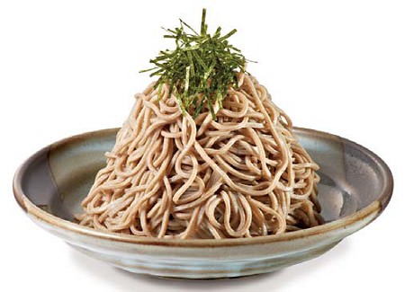↑ タワー盛りつけ蕎麦(そば)(同商品には。鶏と魚介の濃厚ピリ辛Wスープのつけ汁が付きます)