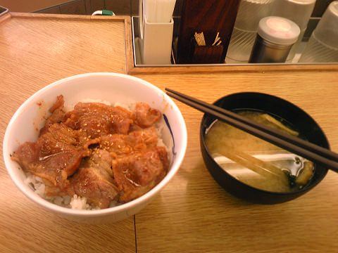 ↑ 牛カルビ丼(リニューアル前)