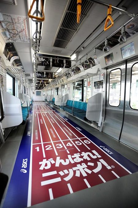 ↑ 「アシックス ロンドンオリンピック日本代表選手団を応援するがんばれ!ニッポン!」号の外装と車内の様子