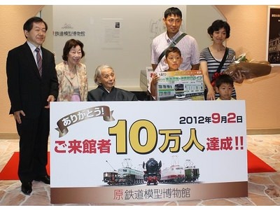 ↑ 10万人達成で記念撮影