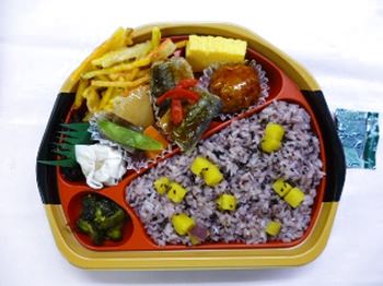 ↑ 弁当「黒米入りおさつごはん弁当」