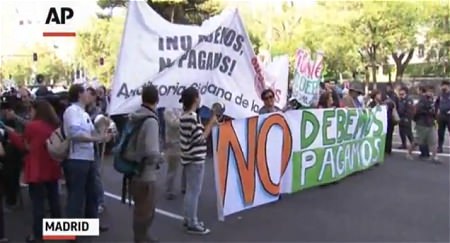 ↑ EU全体の指導による緊縮財政に反対するデモのニュース公式映像。
