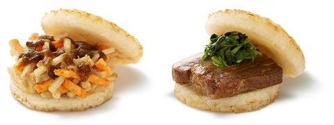 ↑ モスライスバーガー野菜かきあげ（ごぼう・にんじん入り）(左)とモスライスバーガー「豚角煮」(右)