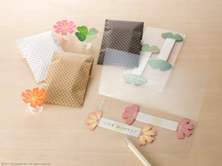 ↑ 内側にメッセージを書き込み、ふんわり包んで立体的に。花の下部にある輪の部分が粘着面となる