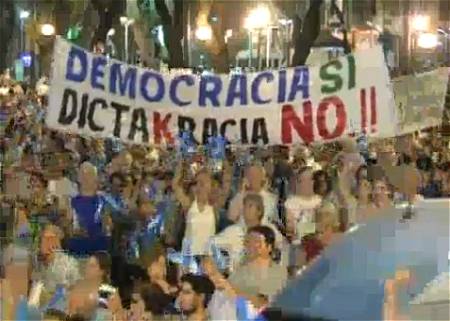 ↑ 先日アルゼンチンで行われた、高インフレと犯罪率悪化をもたらした政府の失策に対するデモ。説明によれば10年来の大規模なものだったとのこと。現大統領の再選を可能にする憲法改正などに抗議する意味合いもあったようだ。