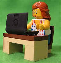 パソコン操作をする女性
