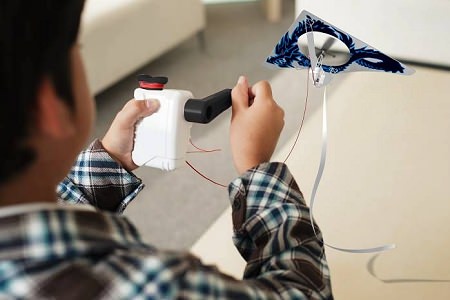 ↑ 手回し発電で凧を飛ばす