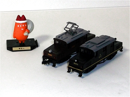 ↑ 同梱されている「里山交通 電気機関車 BD2012形」(上)と、凸形電気機関車(奥側)とを並べた様子(下)。今件のがパンタグラフ無しで、色合いが異なる以外はほぼ同じ