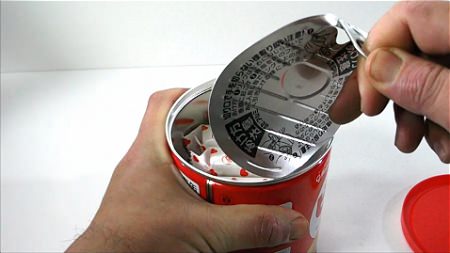 ↑ 他の缶詰同様に、プルトップを引っ張り、内部のフタを取り外す。