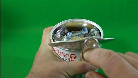 ↑ ビスコ缶同様に、プルトップを引っ張り、内部のフタを取り外す。