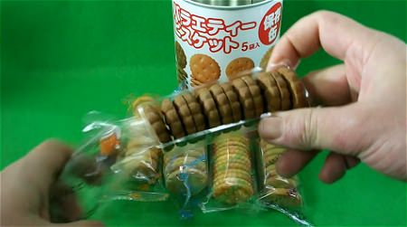 ↑ 各袋には「プチシリーズ」が詰まっている。