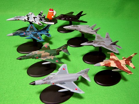 ↑ コレクション全8機種。動画は(恐らく)一番人気のF-2戦闘機。