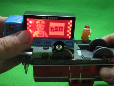 ↑ テコロジートミカからアドトラック。写真は点灯時の状態を撮影するため、プラレールの動力車を利用している。