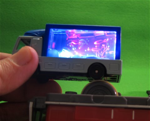 ↑ アクアリウム。写真は点灯時の状態を撮影するため、プラレールの動力車を利用している。