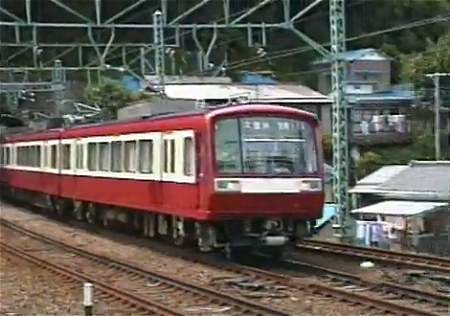 ↑ 2つドア・「赤い車体に窓周りが白」時代の2000形電車。