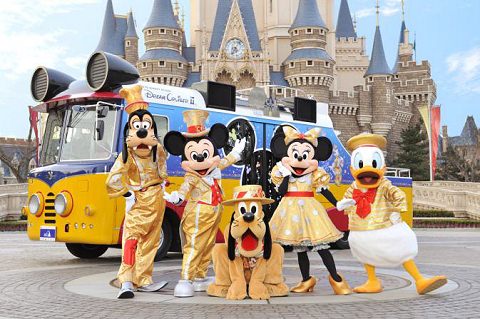 ↑ 30周年のコスチュームを身にまとったディズニーの仲間たちとドリームクルーザーII(イメージ写真)
