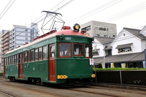 ↑ モ161形車161号車と走行中の様子。