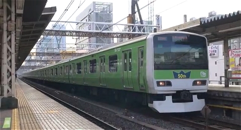 ↑ 現在運転中の「みどりの山手線ラッピングトレイン」。ここに上記広告が施されることになる。