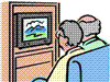 テレビを観るお年寄り