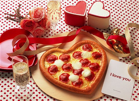 ↑ ハッピーバレンタインピザ(周辺のデコレーションはイメージ)
