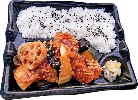 ↑ 鶏唐揚と野菜の辛味たれ弁当