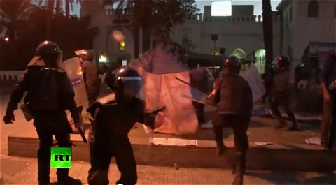 ↑ エジプトのムルシー大統領に反対する勢力による抗議デモと、治安部隊との衝突を伝えるニュース映像(RT公式)