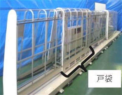 ↑ 西武鉄道新宿線「戸袋移動型」。新所沢駅で実施