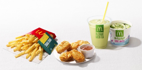 ↑ 左から「シャカシャカポテト のりしお味」「チキンマックナゲット 梅ソース」「マックシェイク抹茶」「マックフルーリー 抹茶オレオ」
