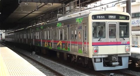 ↑ 京王電鉄・動物園線を走る7000系動物園線ラッピング車。