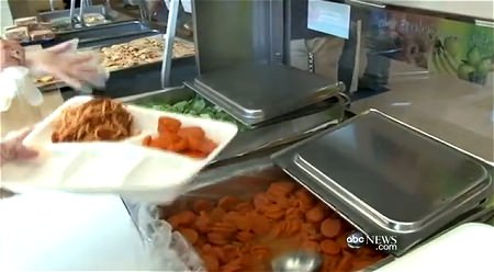 ↑ 学校内の食事制限に反発した子供たちによる抗議映像「We Are Hungry」と、それに絡む学校内での食事に関するレポート(ABC、公式)。どのようなスタイル(ビュッフェ方式)で給食が行われているかを知ることが出来る。