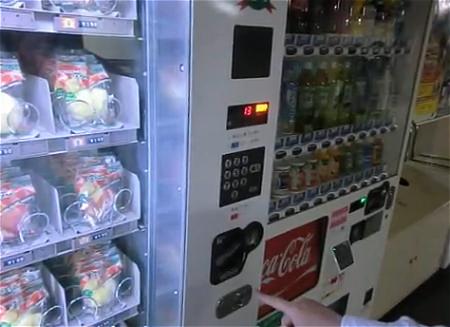 ↑ 霞が関駅で稼働中のカットりんご自販機。