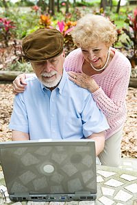 老夫婦とパソコン