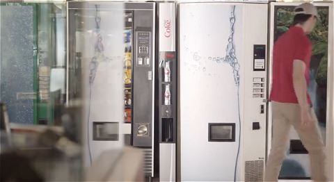 ↑ 他の自販機にはさまる形で配された「スレンダーベンダー」