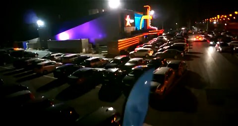 ↑ ぎっしりと駐車場に詰まった自動車達