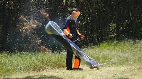 ↑ そこで登場したのがこの巨大ヒゲ剃り……に見える芝刈り機