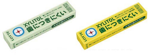 ↑ 「歯につきにくい キシリトール ガム〈すっきりミント〉」(左)と「同〈ゆずミックス〉」(右)