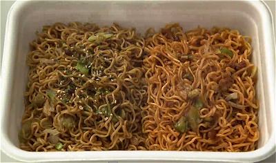 ↑ ペヤング 超大盛やきそば ハーフ&ハーフ激辛のパッケージ(上)と完成予想図(下)