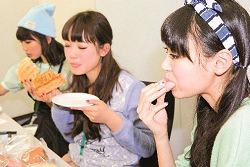 試食中