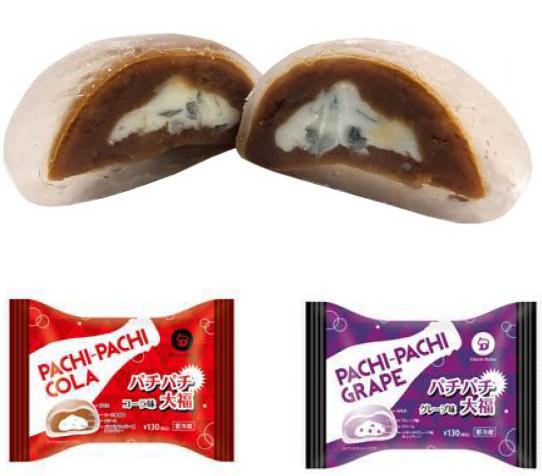 ↑ パチパチ大福の断面図(コーラ味、イメージ)(上)と、パッケージ(左がコーラ味、右がグレープ味)(下)